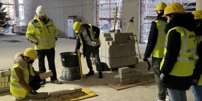 Schüler inspizieren Baustelle