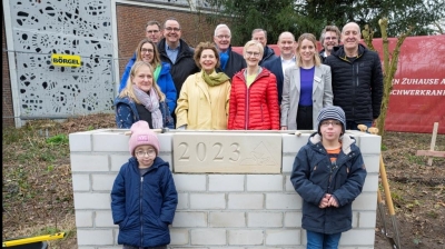 Der Grundstein für das Pelikanhaus ist gelegt.