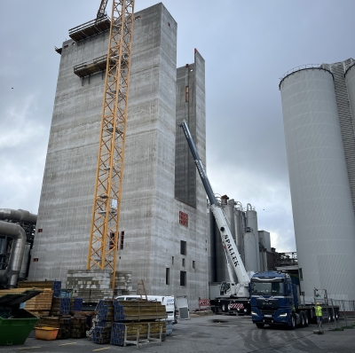 Einbau der Stahlbetonfertigteilstützen beim Siloturm in Ibbenbüren